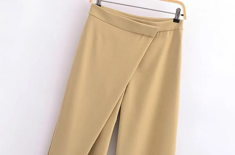 Calça Vogue Charm™️/Mostrando a Calça como uma Peça Clássica, mas com um Toque Moderno!